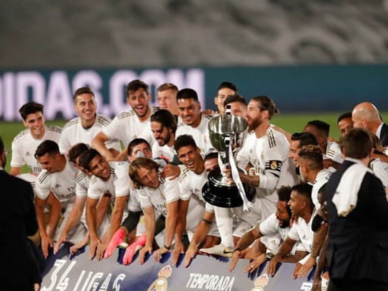 ريال مدريد يتوج بلقب الدوري الإسباني وتعليق خاص من زيدان
